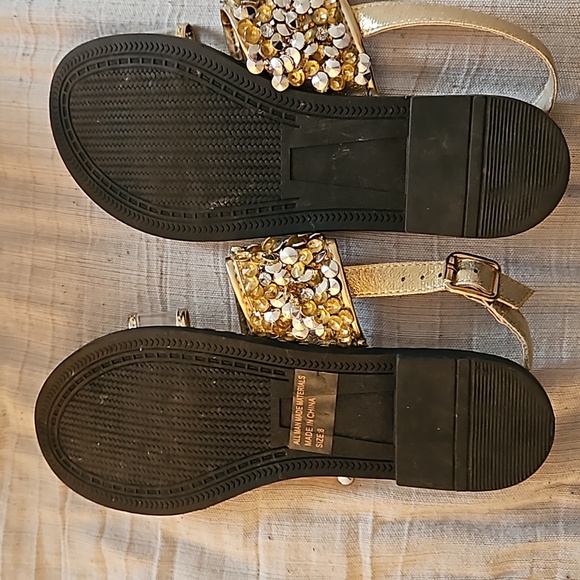 Wild Diva sandals size 8 gold and black - Picture 2 of 5